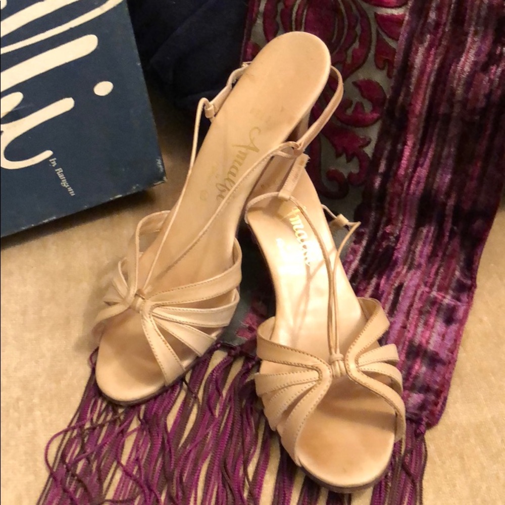 Amalfi by Rangoni Vintage Cream Leather Sandals